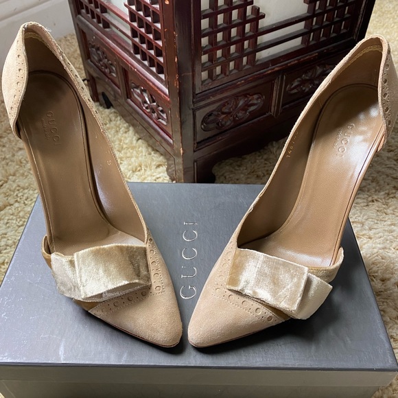 Gucci Suede Stilettos. Approximately 4’1/2” hight. Designed by Tom Ford. - Picture 2 of 4